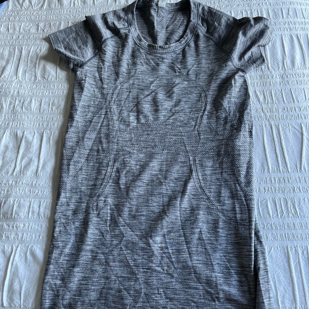 Lululemon Swifty tee gray size 6